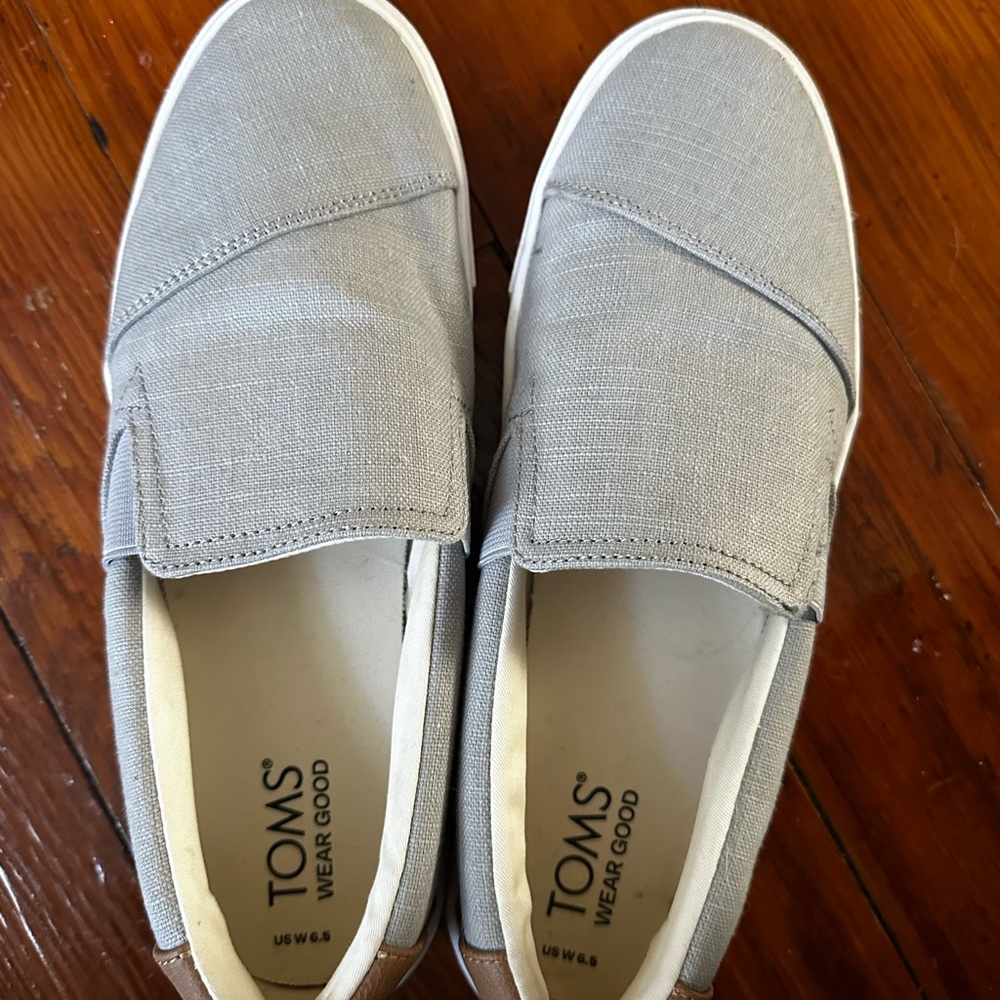 TOMS SLIP ON SNEAKERS SIZE 6.5